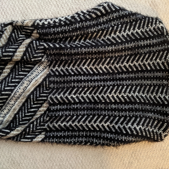 Fuzzy sweater - Picture 2 of 3